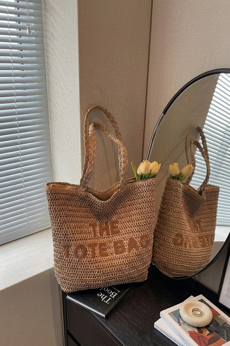Straw woven the tote bag